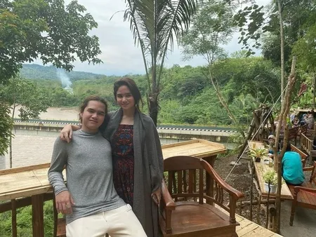 Foto-Foto Gaya Pacaran Dul Jaelani dan Tissa Biani, Mesra Banget di Momen Dinner Sampai Liburan Bareng