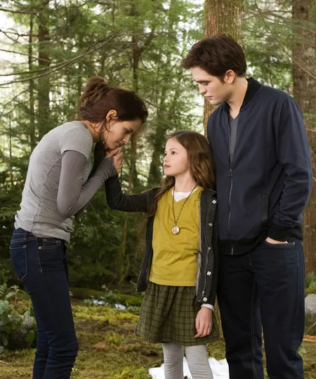 Foto-Foto Mackenzie Foy, Anak Kristen Stewart & Robert Pattinson di 'TWILIGHT' Kini Sudah 20 Tahun