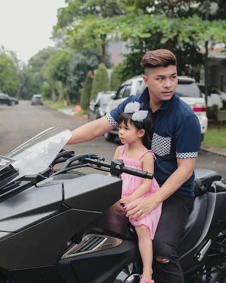 Foto-Foto Manis Glenn Alinskie Ajak Nastusha Naik Motor, Jalan-Jalan di Komplek Pakai Vespa Klasik Sampai Moge