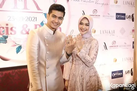 Foto-Foto Manis Ria Ricis dan Teuku Ryan Pamerkan Cincin Lamaran, Begitu Bersinar dan Bahagia Banget!