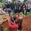 Foto-Foto Pemakaman Ayah Gilang Dirga, Penuh Haru