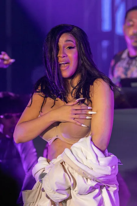 FOTO: 13 Bencana Fashion Paling Memalukan di Hollywood, Cardi B - Gigi Hadid!