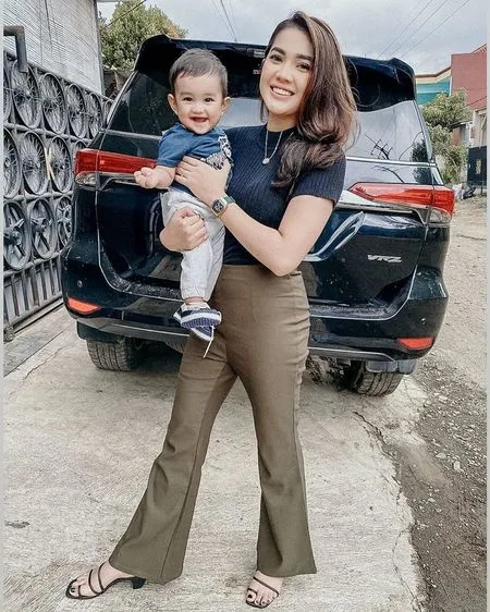 Foto Abqari Anak Raya Kitty Yang Ganteng Banget Dibilang Fotokopian Sang Ayah Kapanlagi Com