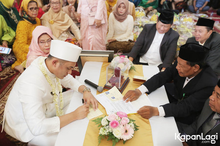 Foto Akad Nikah Muzdalifah Fadel Islami Dihiasi Mahar Berlian Kapanlagi Com