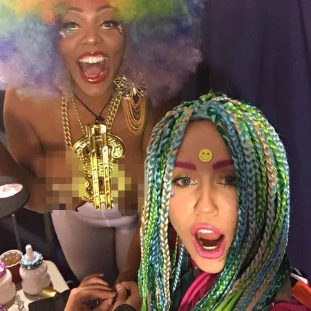 Foto Aksi Gila Miley Cyrus Hisap Ganja Tanpa Celana Di Stage