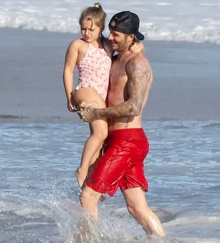 FOTO: Aksi Lucu Harper Beckham Saat Liburan ke Pantai, Nggemesin!