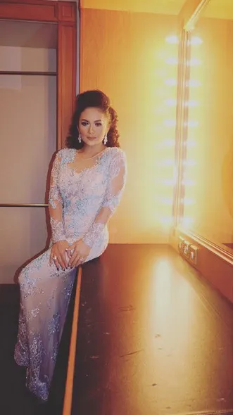 FOTO: Aksi Penyanyi-Penyanyi Cantik Indonesia di Balik Panggung