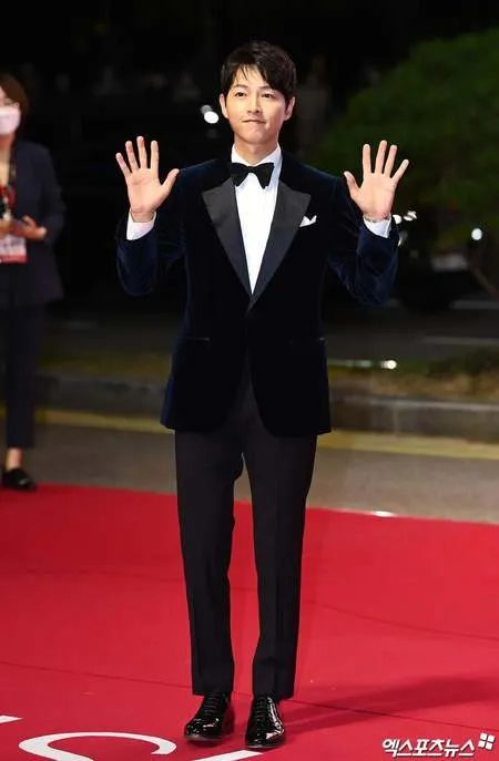Foto Aktor Ganteng di Red Carpet '26th Busan International Film Festival', Song Joong Ki Hingga Jang Dong Yoon Bikin Mata Segar
