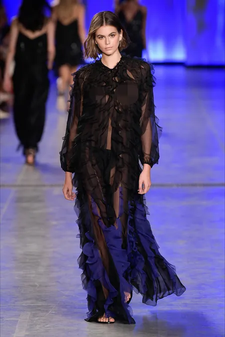 FOTO: Alami Bencana Fashion, Kaia Gerber Tetap Cantik di Atas Runway