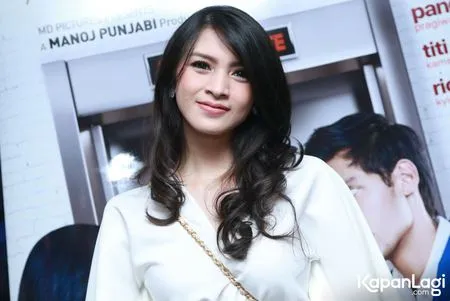 FOTO: Ambil Pekerjaan, Donita Selalu Komunikasi Dengan Sang Suami