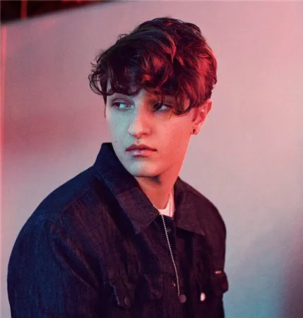 FOTO: Belanja Bareng, Anwar Hadid & Nicola Peltz Gandengan 