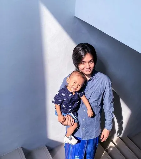 Foto Angga Aldi Yunanda Bersama Sadam Keponakannya, Om Ganteng Bikin Jatuh Hati