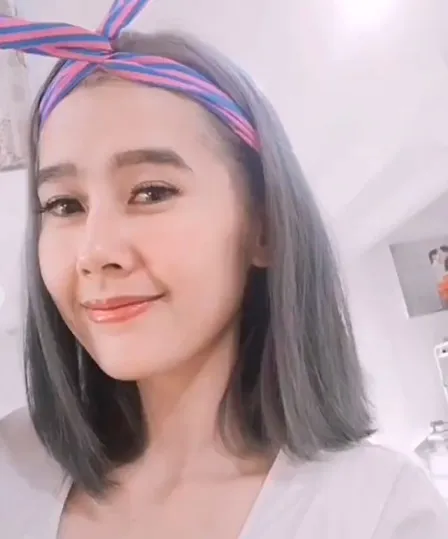 Foto Ardina Rasti dengan Warna Rambutnya yang Sering Gonta-Ganti, dari Pelangi Sampai Icy Blue