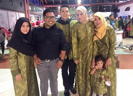 FOTO: Awali Bulan Februari, Olla Ramlan Umrah Bareng Keluarga