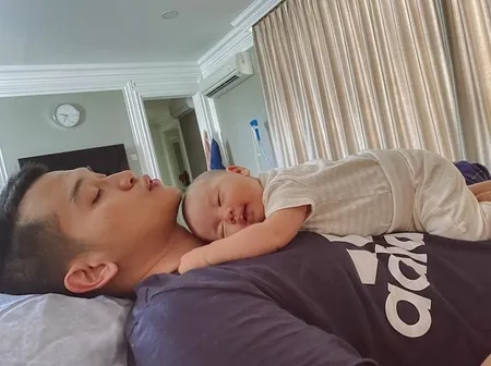 Foto Baby Athar Tidur di Dada Rezky Aditya, Lucu Banget Anak Sama Papanya