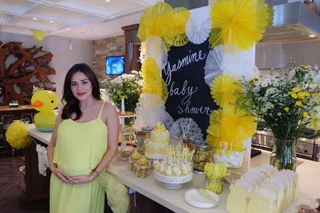 Foto Baby Shower Yasmine Wildblood Serba Kuning Dihiasi Bebek Kapanlagi Com