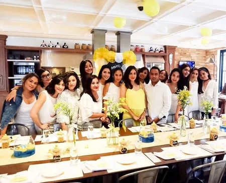 FOTO: Baby Shower Yasmine Wildblood, Serba Kuning & Dihiasi Bebek