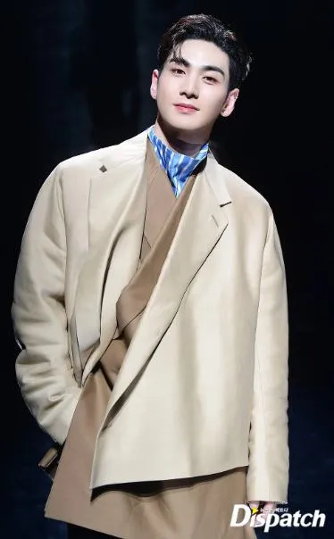 Foto Baekho NUEST di Paris Fashion Week, Ganteng Kebangetan dan Keramahannya Pada Penggemar Dapat Pujian