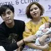 FOTO Bahagia, Mytha Lestari dan Barry Kenalkan Anak ke Awak Media