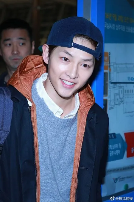 FOTO: Bahagia! Penampilan Perdana Song Joong Ki Pasca Rumor Cerai