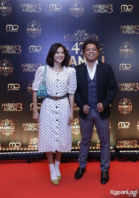 Foto Bahagianya Indah Permatasari dan Arie Kriting di Depan Media, Bikin Gemas!