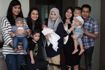 Foto Baru Saja Lahiran Alyssa Soebandono Dijenguk Teman Temannya Kapanlagi Com
