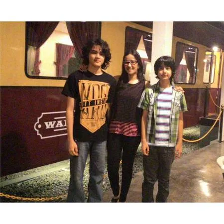 Foto Beda Ayah Shawn Adrian Darren Starling Tetap Kompak Kapanlagi Com