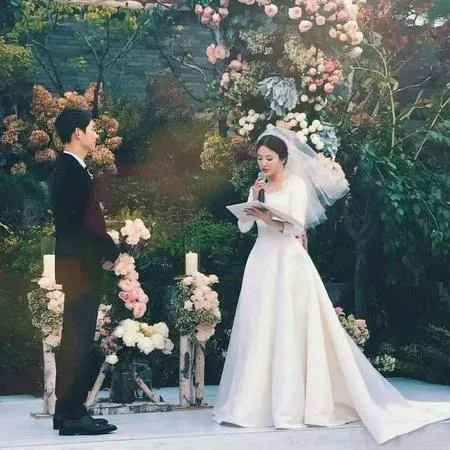 Foto Beda Dress Nikah Song Hye Kyo Kim Tae Hee Jun Ji Hyun Kapanlagi Com