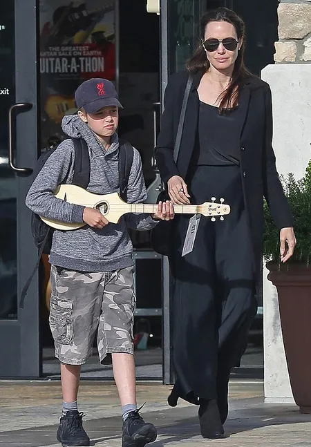FOTO: Belanja Bareng Shiloh, Apa Sih Yang Dibeli Angelina Jolie?