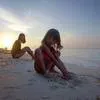 FOTO: Berbikini di Pantai, Dominique Diyose Rayakan Ultah Anak