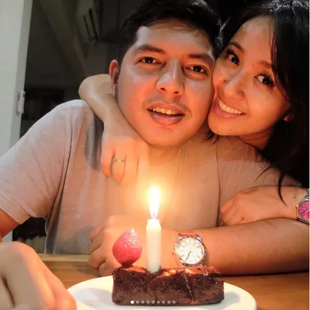 Foto Beri Surprise Sederhana Chua Kotak Mesra Di Ultah Suami Kapanlagi Com