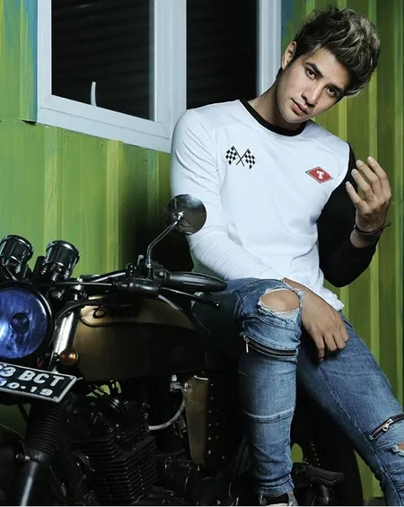 Foto Bikin Terpukau Naik Motor Gede Begini Gaya Kece Ammar Zoni Kapanlagi Com