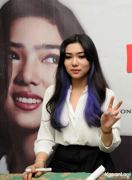 FOTO: Cantiknya Isyana Sarasvati Dengan Rambut Highlight Ungu : Ka