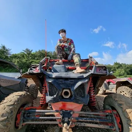Foto Cha Eun Woo Pose Ala Petani di Pedesaan, Bikin Netizen Halu Rela Membajak Sawah Hingga Makan Tanah Demi Dia