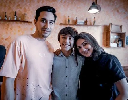 Foto Darius Sinathrya dan Donna Agnesia Antar Lio Sang Putra ke Prancis, Ada Tangisan Haru Seorang Ibu di Farewell Party