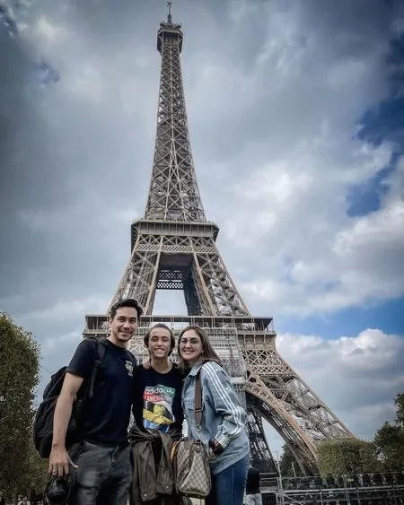 Foto Darius Sinathrya dan Donna Agnesia di Prancis, Antar Anak Sekolah Bola Tapi Serasa Honeymoon