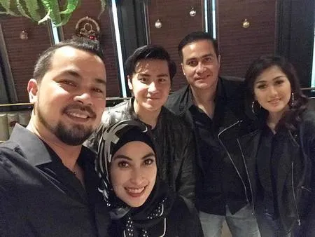 Foto Demi Anak Adjie Pangestu Dinner Bareng Mantan Istri Kapanlagi Com