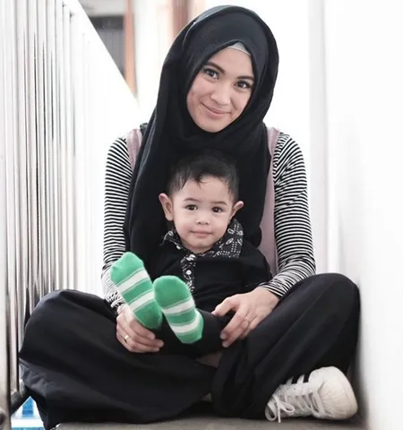 Foto Deretan Artis Muda Cantik Yang Mantap Berhijab Usai Menikah Kapanlagi Com
