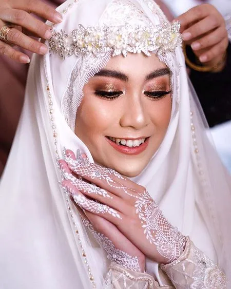 Resmi Menikah Begini Perbedaan Tampilan Anisa Rahma Eks Cherrybelle Saat Akad Dan Resepsi Okezone Lifestyle