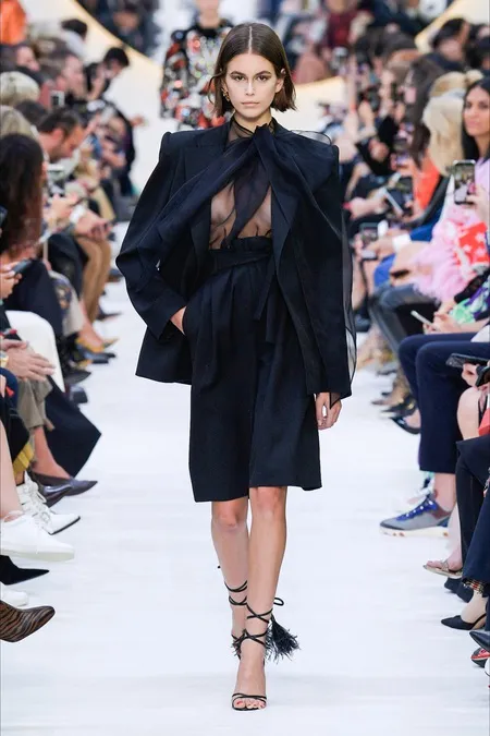 FOTO: Detik-Detik Kaia Gerber Nggak Sadar Nip Slip di Atas Runway