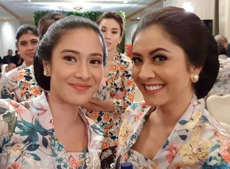 Foto Dian Sastro Pakai Kebaya Soft Make Up Flawless Cantik Kapanlagi Com