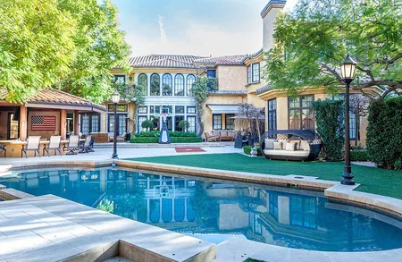 Foto Dibanderol Rp 119 M Rumah Charlie Sheen Mewah Bikin Mupeng Kapanlagi Com Selain gaya spanyol yang mewah dan elegan, rumah dengan konsep atau gaya spanyol ini identik dengan desain kerajaan yang berbau klasik dan etnik. rumah charlie sheen mewah bikin mupeng