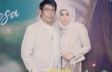 Foto Diena Risty Istri Parto yang Lebih Muda 19 Tahun, Seperti Kakak Adik dengan Anak Gadisnya
