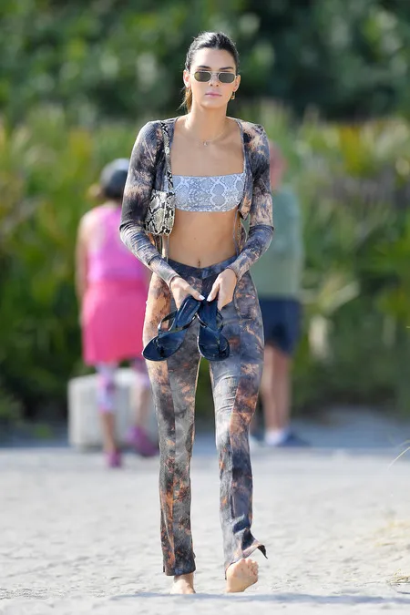 Foto Dikabarkan Pacaran Kendall Jenner Fai Khadra Liburan Eksotis Di Pantai Miami Kapanlagi Com