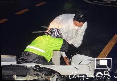 Foto Donghae Suju Menolong Pengendara Motor Jatuh, Deretan Kebaikan Hatinya di Masa Lalu Kembali Dibicarakan