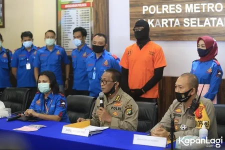 Foto Dwi Sasono Pakai Penutup Wajah Saat Pers Rilis Kasus Narkoba, Akui Kecanduan Tapi Bukan Orang Jahat