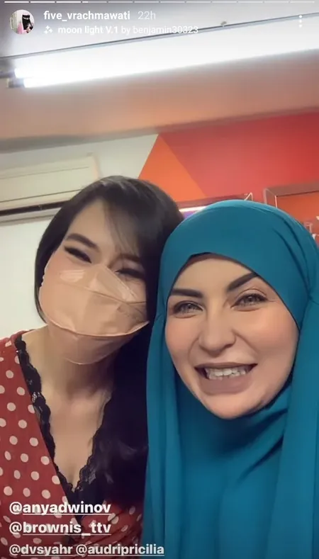 Foto Five Vi Rachmawati Ketika Sedang Tidak Bercadar, Cantik dengan Kontak Lens