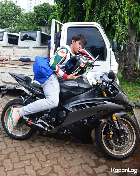 Foto Ganteng Bawa Motor Gede Keren El Rumi Pakai Sandal Jepit Kapanlagi Com