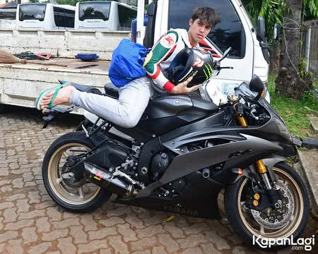 Foto Ganteng Bawa Motor Gede Keren El Rumi Pakai Sandal Jepit Kapanlagi Com