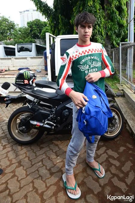 Foto Ganteng Bawa Motor Gede Keren El Rumi Pakai Sandal Jepit Kapanlagi Com